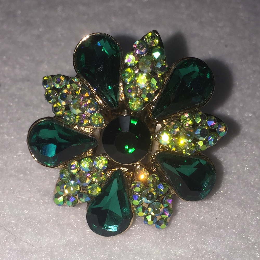 Fashionable stretch green ring size 8